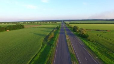 Uzun düz yol ortasında kırsal alan