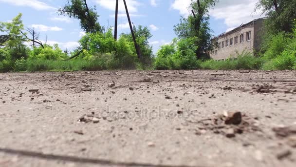 Ucraina, la città di Peschanka, 09 18 16. ATO, guerra, case distrutte — Video Stock