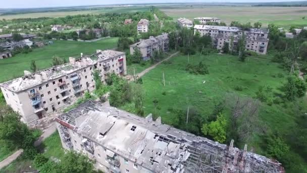 Україна, місто Піщанка 09 18 16. ATO, війни, зруйновані будинки — стокове відео