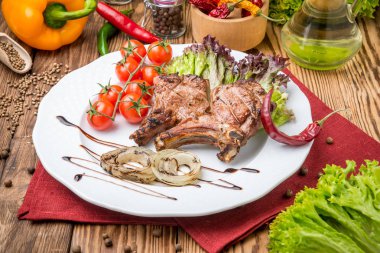 Izgarada ızgara biftek.