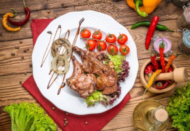 Izgarada ızgara biftek.