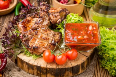 Izgarada ızgara biftek.