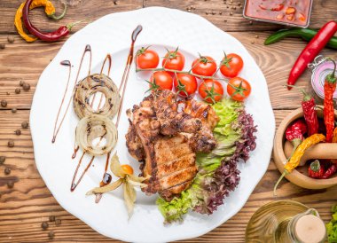 Izgarada ızgara biftek.