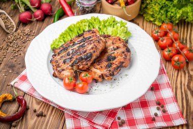 Kavrulmuş Tavuk bitkilerle bir tabakta sebze ve üzüm