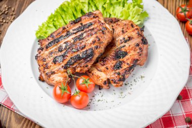 Kavrulmuş Tavuk bitkilerle bir tabakta sebze ve üzüm