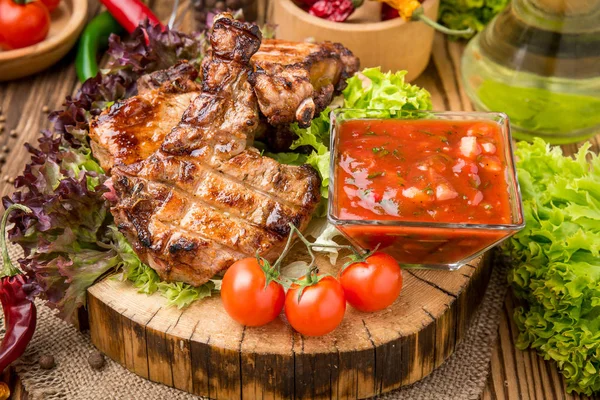 Izgarada ızgara biftek.