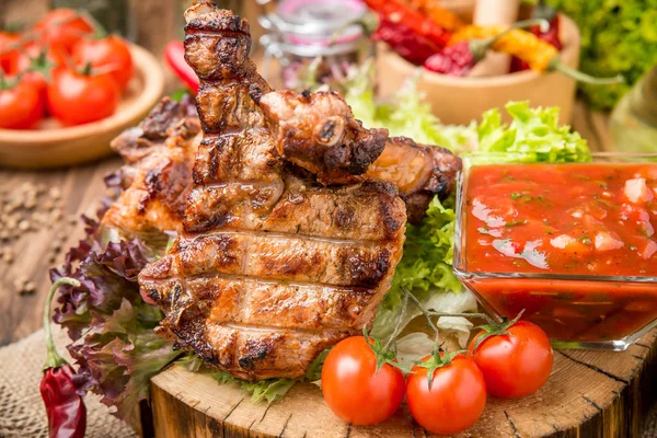 Izgarada ızgara biftek.