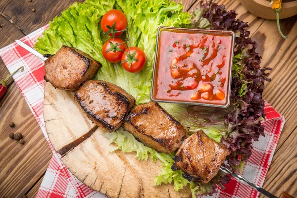 Delicioso suculento carne espetada ou kebabs shish em espetos de lombo de porco — Fotografia de Stock