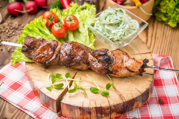 美味しいジューシーな串肉や豚ヒレ肉の串焼きシシカバブ — ストック写真