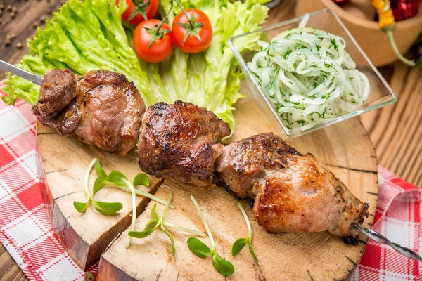 Delicioso suculento carne espetada ou kebabs shish em espetos de lombo de porco — Fotografia de Stock