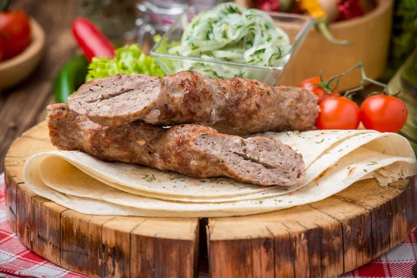 Carne de bovino grelhada kebabs — Fotografia de Stock