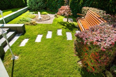 Güzel bitkilerle güzel bir peyzaj