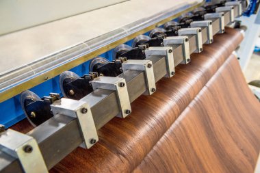 Makine lamel üzerinde yapışkan uygulanması için