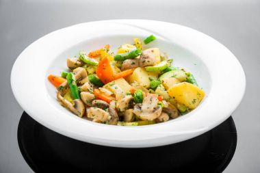 Patates kızartması, mantar ve kuşkonmaz sıcak salata