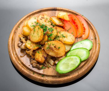 patates kızartması sebze ve mantar ile