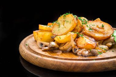 patates kızartması sebze ve mantar ile