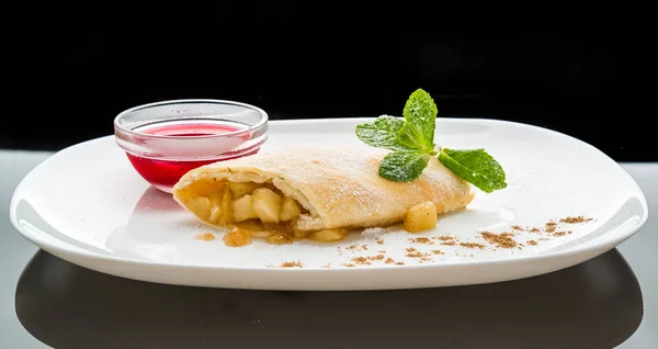 Strudel with apples and berry sauce — Stock Photo, Image