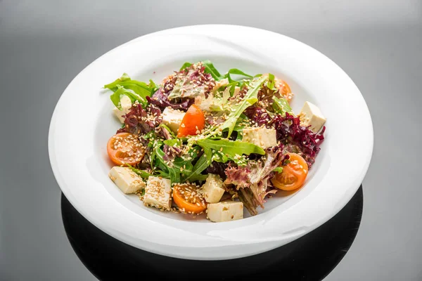 Healthy vegetarian salad and spicy soy cheese tofu with basil — Stock Photo, Image