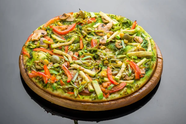 Свежая домашняя овощная пицца с овощами — стоковое фото