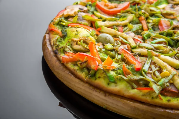 Pizza vegetariana fresca fatta in casa con verdure — Foto Stock