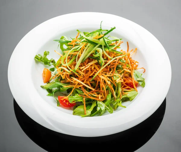 Salad vegetarian dengan keripik kentang goreng dan arugula di piring — Stok Foto