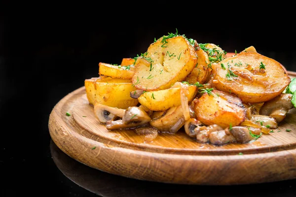 Fried potatoes with mushrooms and vegetables — Stock Photo, Image