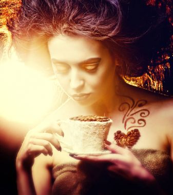 Güzel, genç bir kız ile özgün bir saç modeli