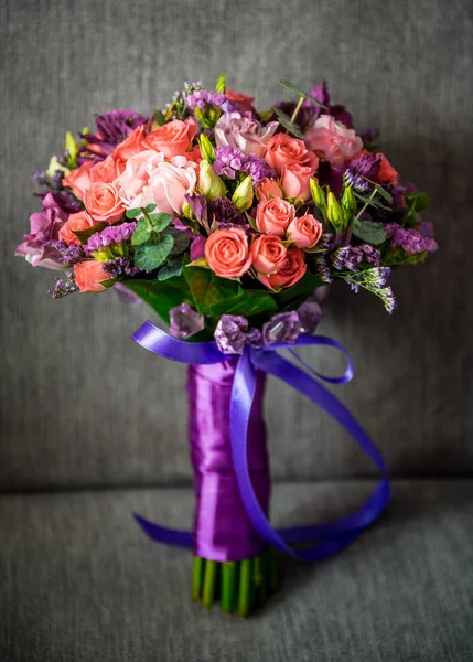 Bruiloft boeket van verschillende bloemen — Stockfoto