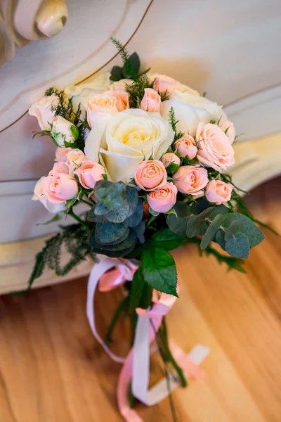 Bouquet de mariage de différentes fleurs — Photo