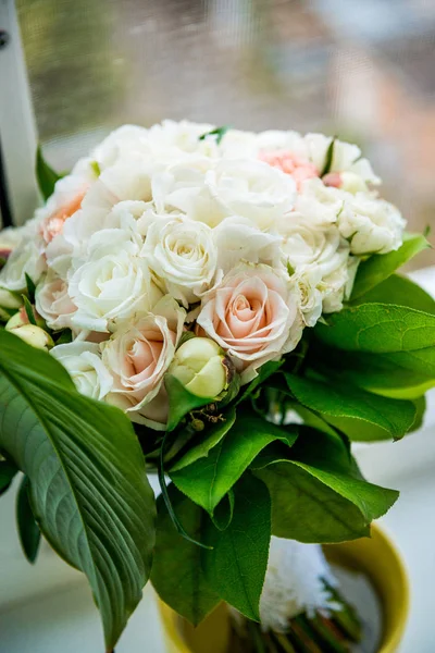 Bruiloft boeket van verschillende bloemen — Stockfoto