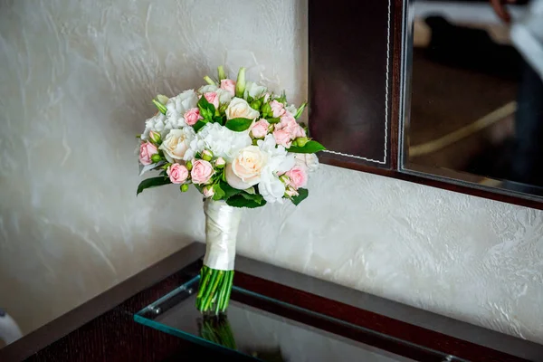 Bröllop bukett av olika blommor — Stockfoto