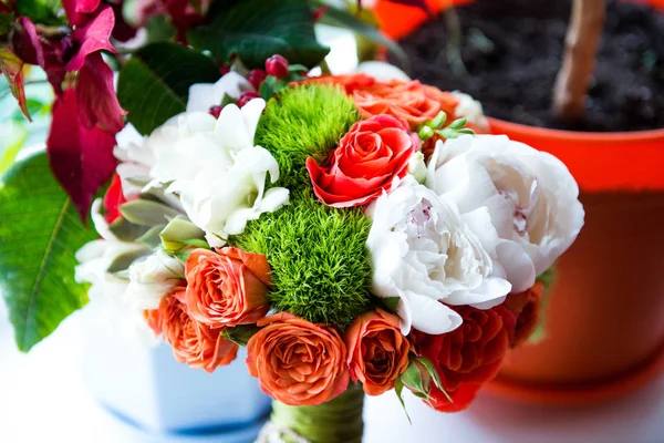 Bouquet da sposa di fiori diversi — Foto Stock