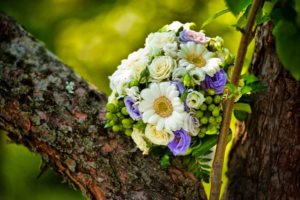 Свадебный букет из разных цветов — стоковое фото