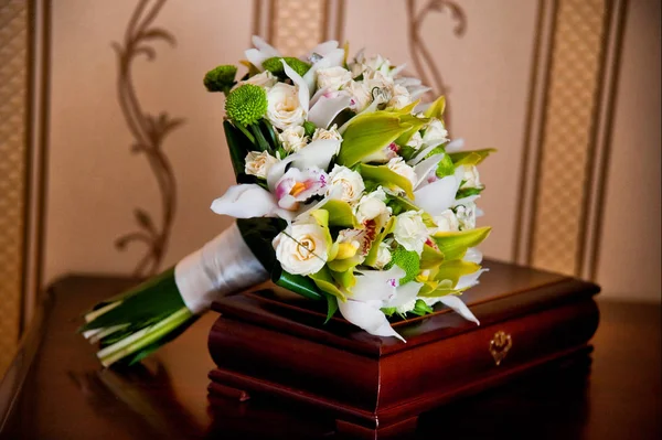 Ramo de boda de diferentes flores —  Fotos de Stock