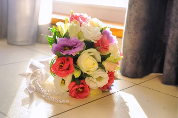 Hochzeitsstrauß aus verschiedenen Blumen — Stockfoto