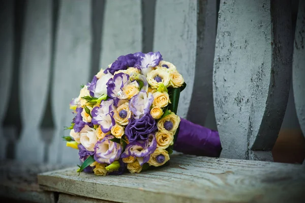 Bouquet de mariage de différentes fleurs — Photo