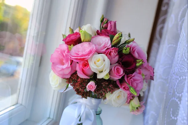Bouquet da sposa di fiori diversi — Foto Stock