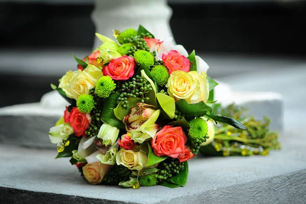 Buchet de nuntă de diferite flori — Fotografie, imagine de stoc
