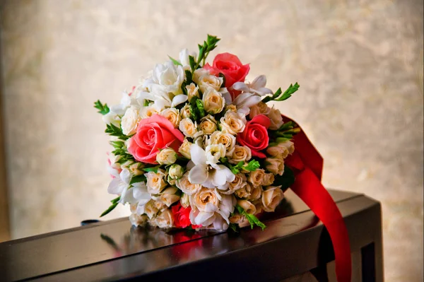 Hochzeitsstrauß aus verschiedenen Blumen — Stockfoto