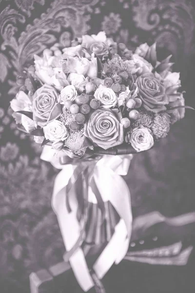 Bouquet de mariage de différentes fleurs — Photo