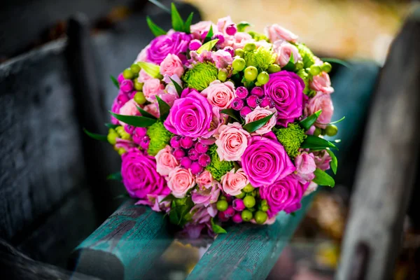 Bröllop bukett av olika blommor — Stockfoto