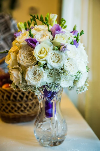 Bröllop bukett av olika blommor — Stockfoto