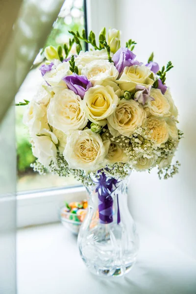 Bouquet da sposa di fiori diversi — Foto Stock