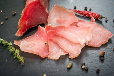 kurutulmuş sığır eti ve eski masaya baharat