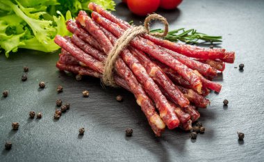 Gıda arka plan. Aperatif sopa sosis ahşap bir masa üzerinde