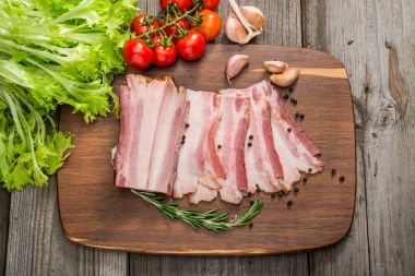 Ahşap zemin üzerine pastırma dilimlerini