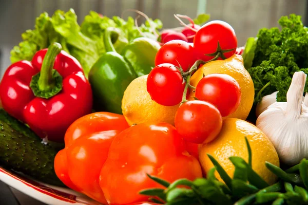 Verduras en una mesa en un café — Foto de Stock