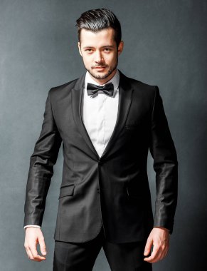 papyon ile siyah elbiseli emin yakışıklı adam portresi