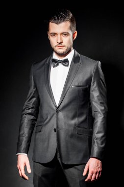 papyon ile siyah elbiseli emin yakışıklı adam portresi