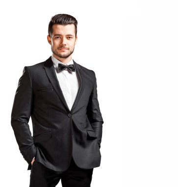 papyon ile siyah elbiseli emin yakışıklı adam portresi